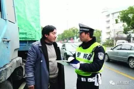娱乐吃瓜酱便衣交警